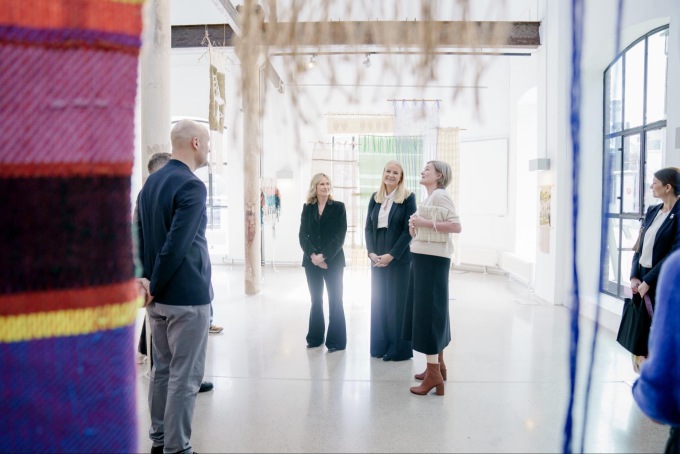 Kronprinsessen besøke pop-up-utstillingen med vevarbeider i resepsjonsgalleriet. Foto: Stian Lysberg Solum, NTB